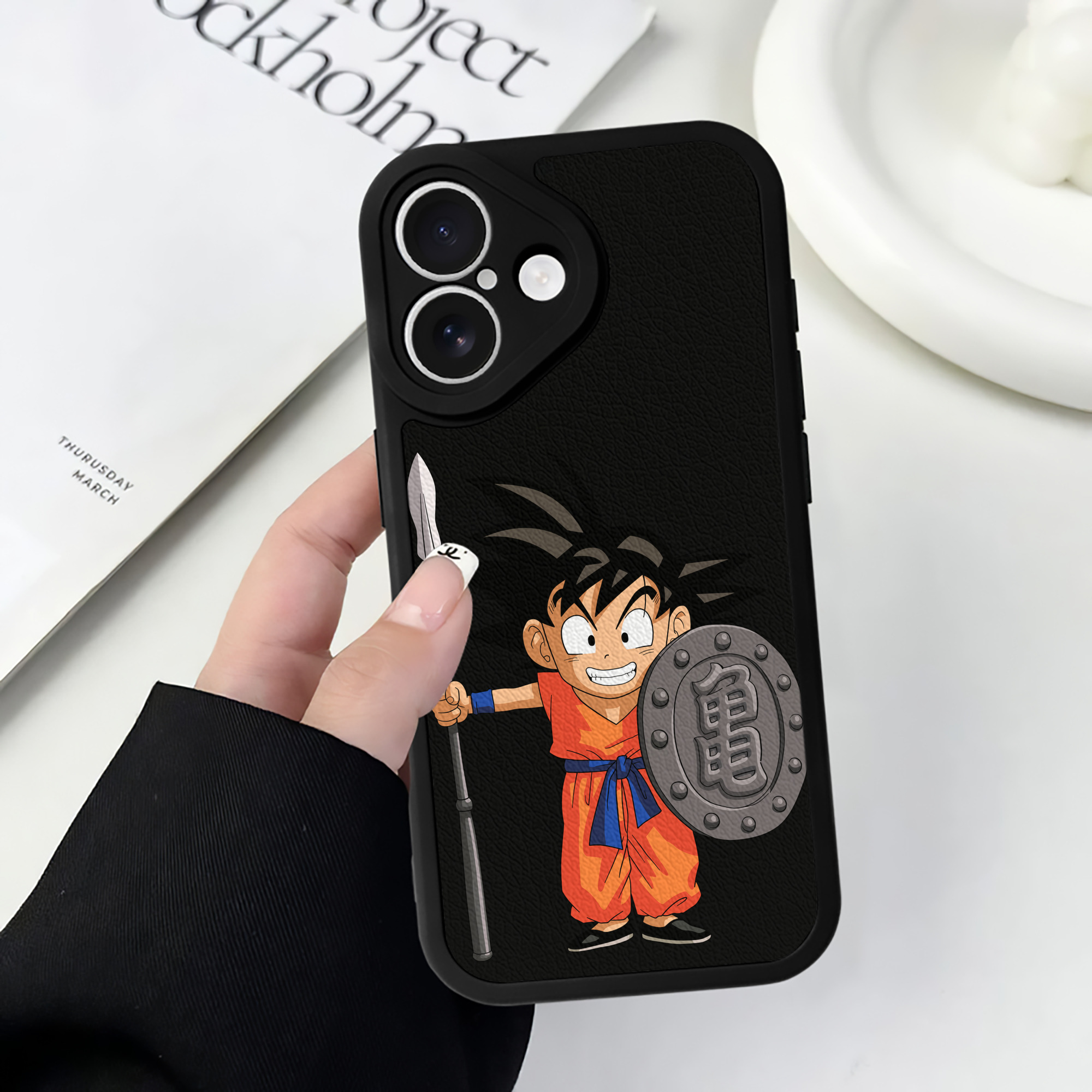 （画像用） ドラゴンボール 孫悟空（そん ごくう）Son Goku カカロット DRAGON BALL Kakarotto 【iPhone 16シリーズ対応】シリコンスマホケース（レザー調） 材質：シリコン